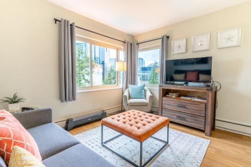 Eclectic Downtown & Cap Hill King bed & Kitchen