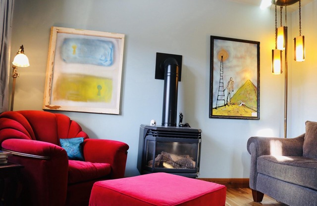 Eclectic Rossland House, Walk to town, Pet friendly