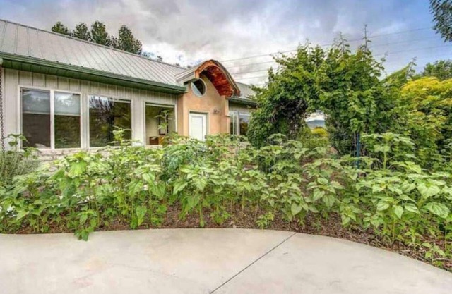 ECO House, 1 Acre Food Forest, near city/✈