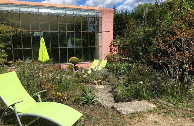 Ecolodge "Au Fil de l'Eau". Swimming pool in inner garden. Near Isle/Sorgue.