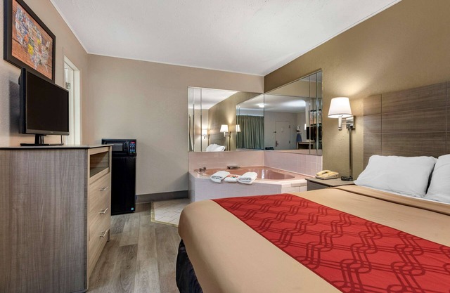 Econo Lodge Dewitt I-90