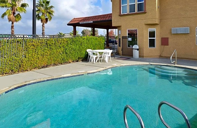 Econo Lodge Inn & Suites