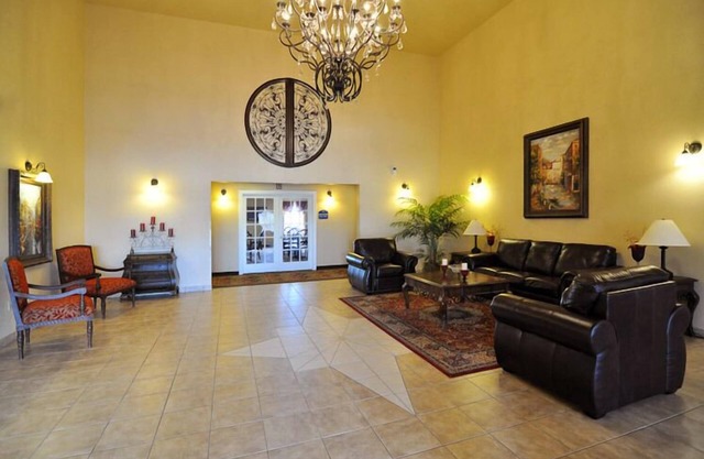 Econo Lodge Inn & Suites