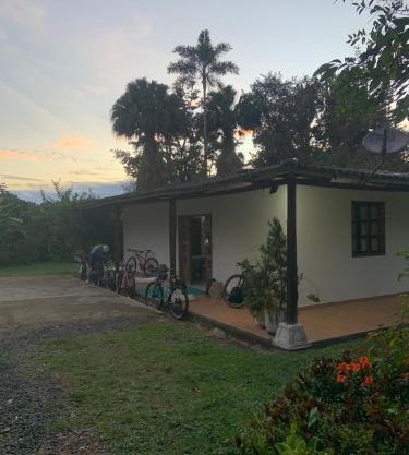 ecopolis hospedaje casa grande en El Queremal