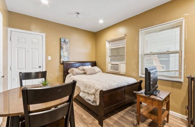 Ecorse Riverfront Retreat Close to dining & shops