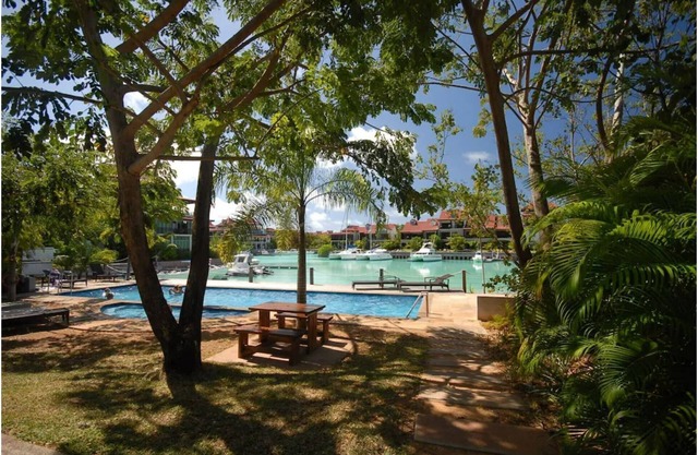 EDEN ISLAND APARTMENT, Beach 90 metres away, golf car, kayaks, 1st floor