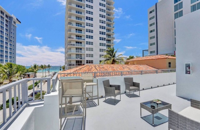 EDEN: Penthouse 2/2 with ocean view!