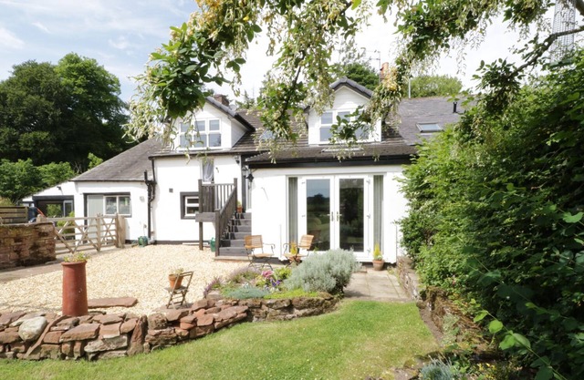 EDENBANK COTTAGE, pet friendly, luxury holiday cottage in Carlisle