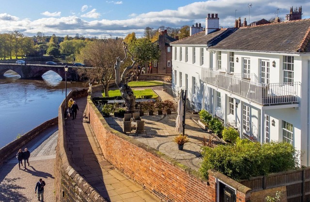 EDGAR HOUSE, pet friendly, luxury holiday cottage in Chester
