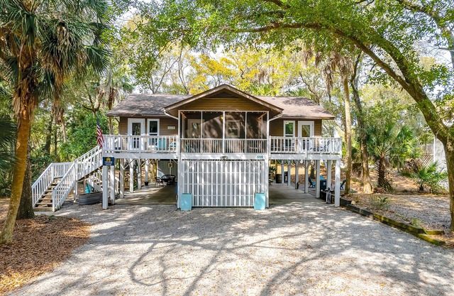 Edisto Beach 4 bedroom house with outdoor shower, grill, & spacious living area
