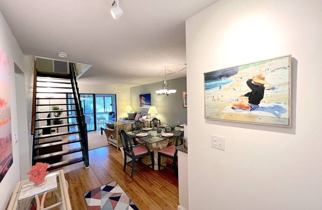 Edisto Beach Peach!—beautiful renovated condo on golf course & close to beaches