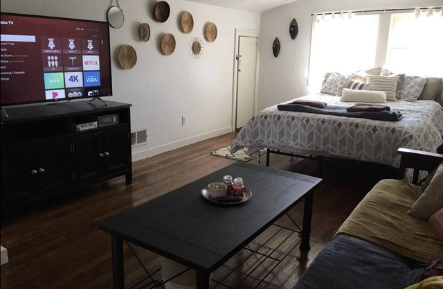 'Edith' Carriage House Getaway - I-75/Hamburg!