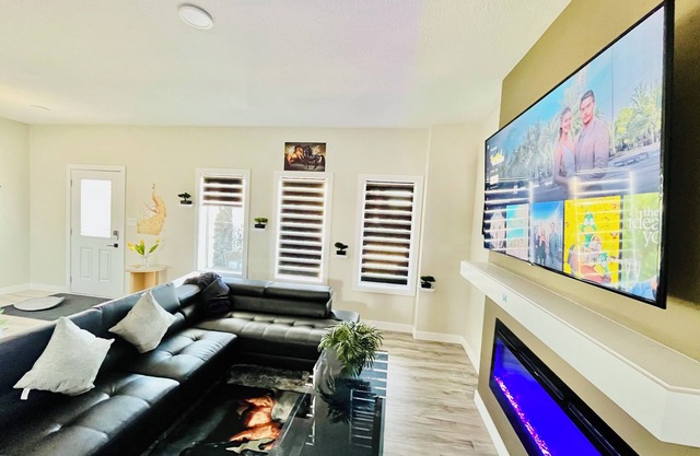 EdmontonBrandNewLuxury Home,14 MinAirport,CloseToSouthSide,10-14Sleep,Pool Table
