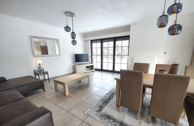 Een Leuke Locatie om tot Rust te Komen, 3 Slaapkamers, Veranda, Ruime Tuin,