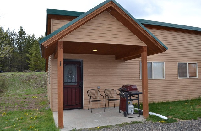 EF Bear Cave 1* Free Wifi, Satellite Tv, Sleeps 2, Pet Friendly, Bbq Grill