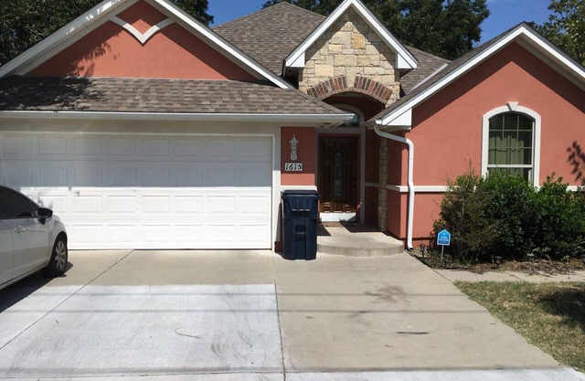 Efficient and Modern home, Sleeps 8.