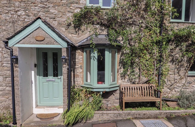 EGREMONT COTTAGE, pet friendly, country holiday cottage in Carnforth