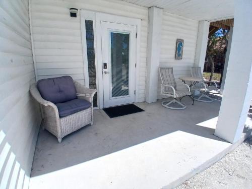Egret - 1st Floor Freshly Updated Kit W&D 3 Miles to Beach
