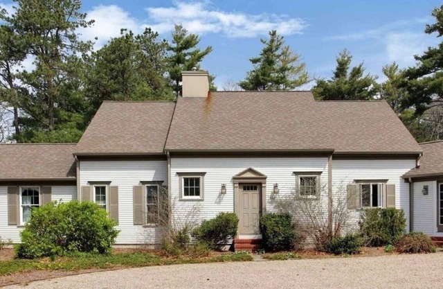 Egyptian linens & Luxury amenities by Hermès, Lanvin & Molton Brown collections.