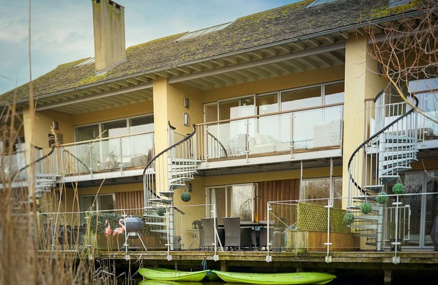 Eider Cottage: Lake View & Spa Access in the Cotswolds