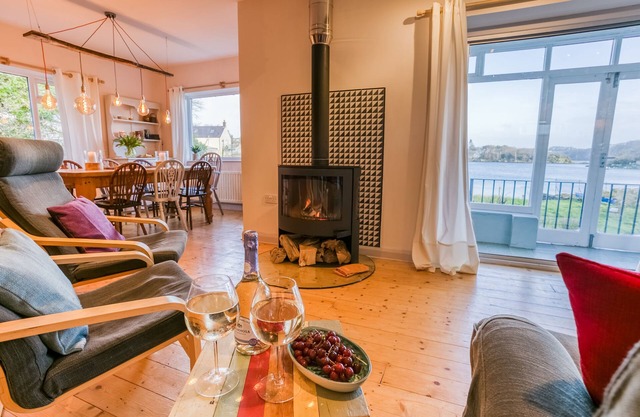 Eigionfa - an on the beach that sleeps 8 guests in 3 bedrooms