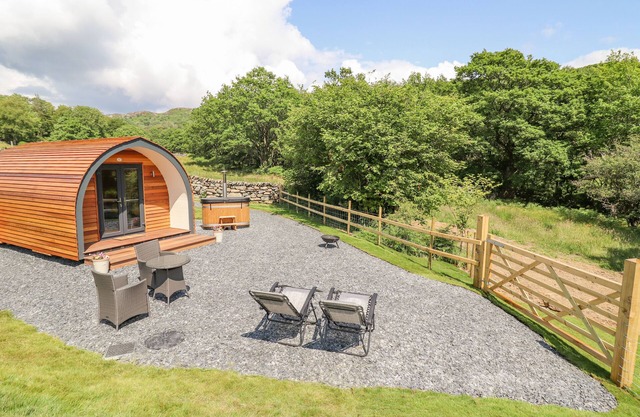 EIRLYS, pet friendly, character holiday cottage in Dolgellau