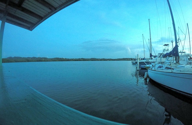 El Pelícano Tropical-Rustic Houseboat