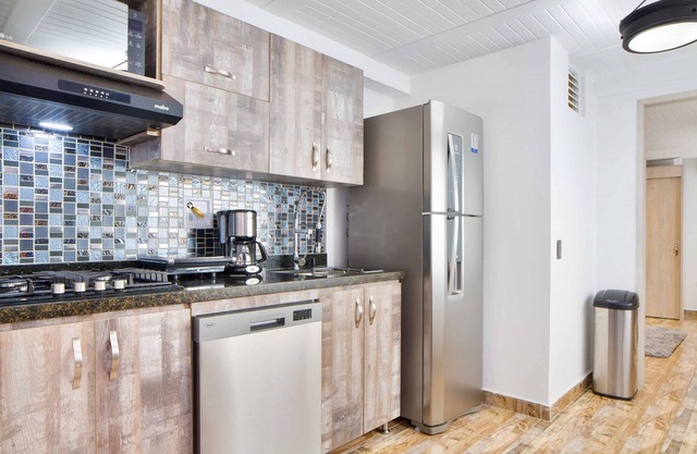 El poblado 3 Bedroom SULTAN's Large JACUZZI, PENTHOUSE ,BACHELOR FRIENDLY