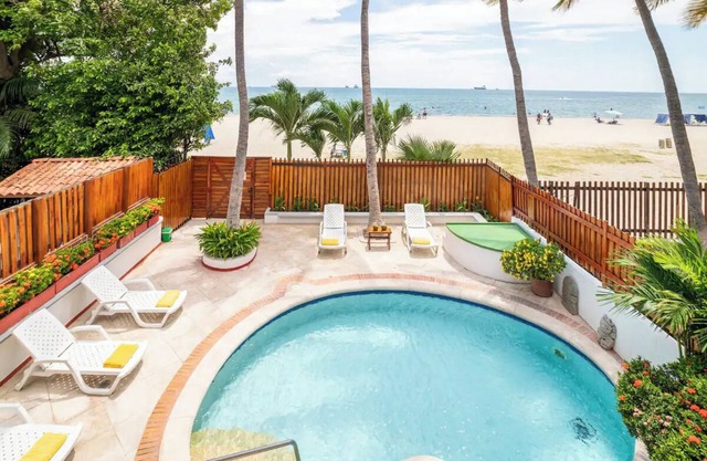 EL REFUGIO Beach House, Bello Horizonte, in Caribbean Sea