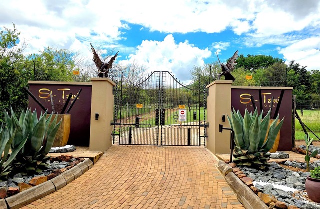 EL-TSURI GUEST RESORT "British Unit" A charming London-inspired themed retreat.