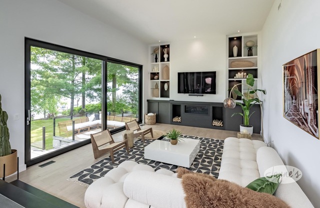 Elaborate 5 bed 7 bath Luxury Cottage on Lake Simcoe! Five Star Resort! Sunset!