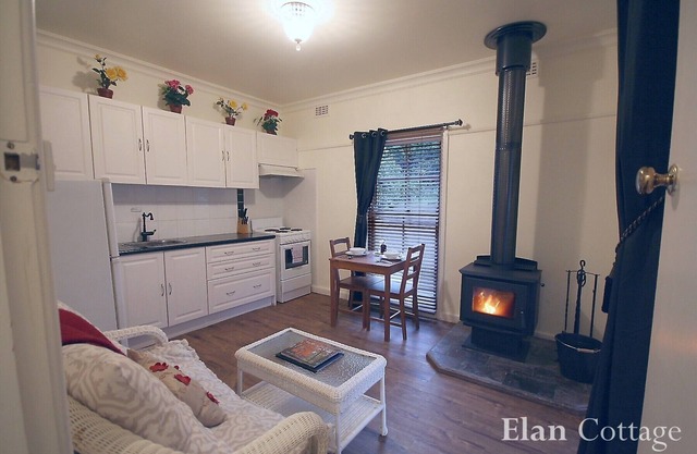 Elan Cottage with large corner spa