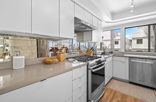 Elegance and Beach Life. Steps to the sand!