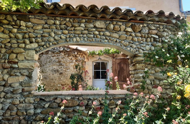 Elegant 18th-Century Bastide in Provence with Panoramic Views and Private Pool