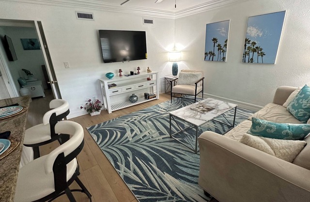 Elegant 1BR Olde Naples POOL SPA WD, NOW AVAIL FOR October-Dec 2025