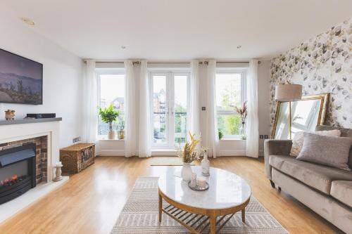 Elegant 2 BDR 2 Bath Apartment with Canal Views