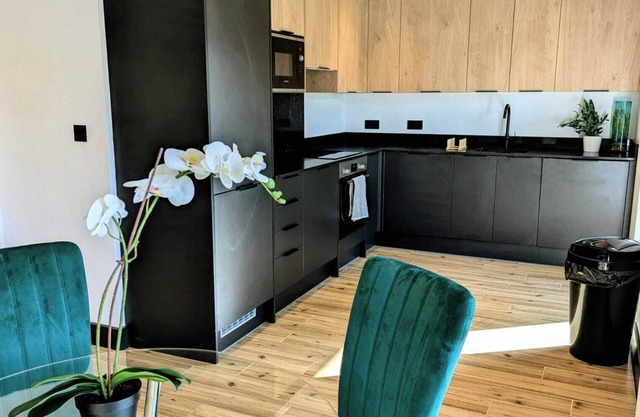 Elegant 2 bed flat with balcony in London