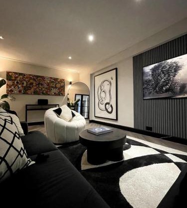 Elegant 2-bed Oasis: Renovated, Artful Decor & Sunlit w/Parking in Queens Park