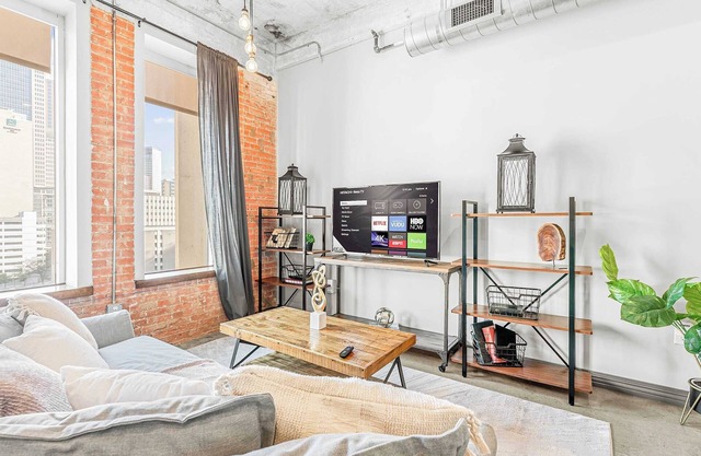 Elegant 2BD | DT Dallas | Sleeps 6 | Free Parking