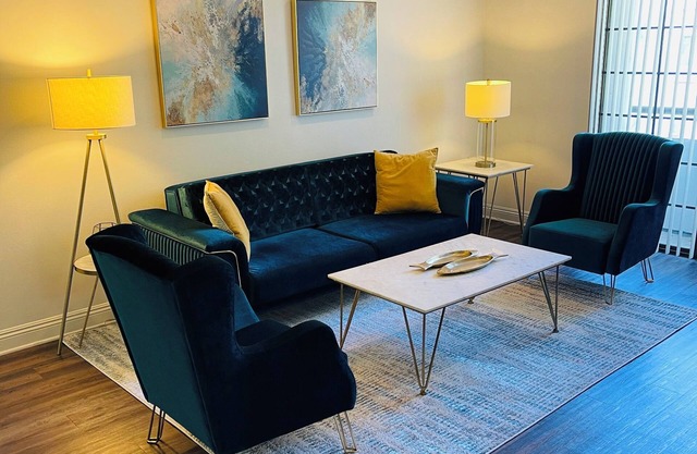 Elegant 2BR/2BA Stay- Burton Way, Beverly Hills
