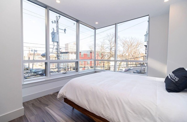 Elegant 2BR Apt with GYM, Steps from Citadel Hill