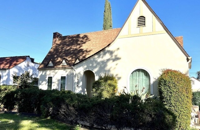 Elegant 3 BD/2 BA w/3 parking w/Self Chk, quiet