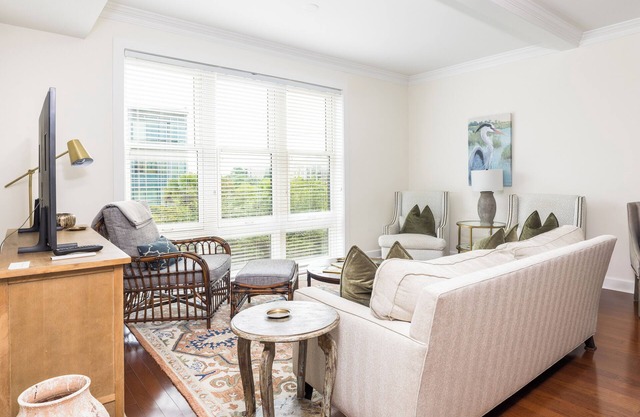 Elegant 3-Bedroom Condo in Historic Charleston – Steps from the Action