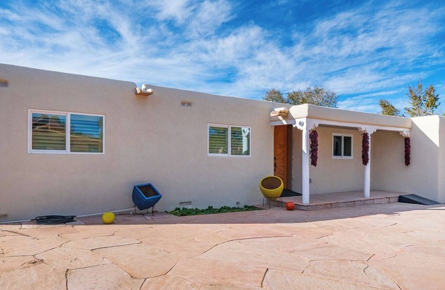Elegant 3-bedroom Cozy house in lovely Santa Fe with Security Gate on propertyn
