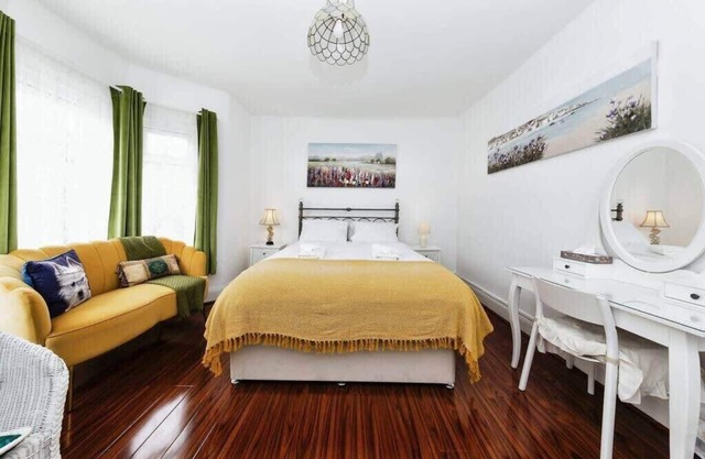 Elegant 3-Bedroom House in London