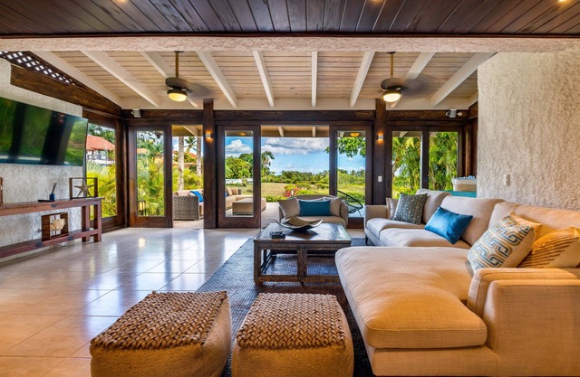 Elegant 3 bedroom oceanview Tennis Villa with private heated pool!