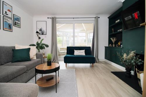 Elegant 3BR Bath Home, Sleeps 6, Driveway Parking, Families and Contractors Stay