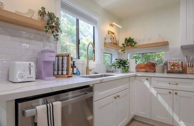 Elegant 3BR Home: Near UW & Green Lake& Lake Union