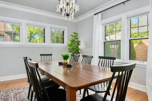 Elegant 3BR Oasis in Dundee Close to Downtown