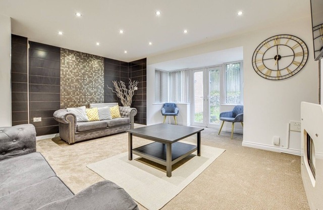 Elegant 4 Bedroom House - Sleeps 10